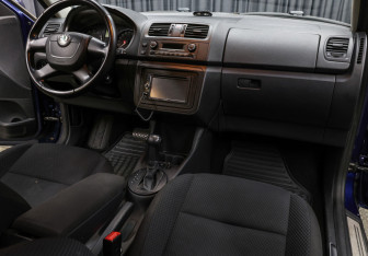Подержанный автомобиль Skoda Fabia Hatchback 2010 года (11 фото)