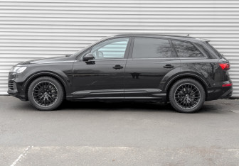 Подержанный автомобиль Audi Q7 2023 года (8 фото)