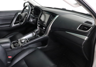 Подержанный автомобиль Mitsubishi Montero Sport 2022 года (10 фото)