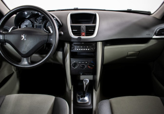 Подержанный автомобиль Peugeot 207 Hatchback 2008 года (11 фото)