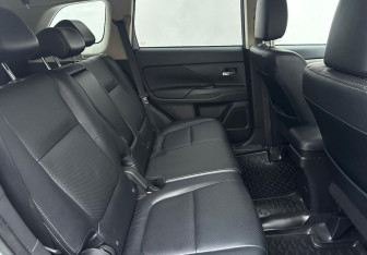 Подержанный автомобиль Mitsubishi Outlander 2014 года (14 фото)