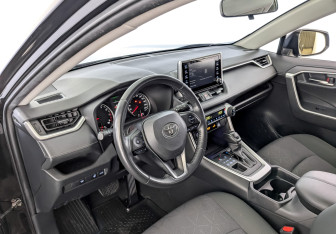 Подержанный автомобиль Toyota RAV4 2020 года (16 фото)
