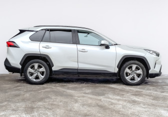 Подержанный автомобиль Toyota RAV4 2021 года (4 фото)