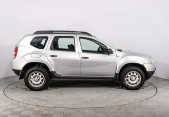 Подержанный автомобиль Renault Duster 2013 года (4 фото)