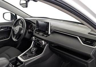Подержанный автомобиль Toyota RAV4 2021 года (13 фото)