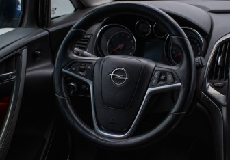 Подержанный автомобиль Opel Astra Hatchback 2011 года (15 фото)