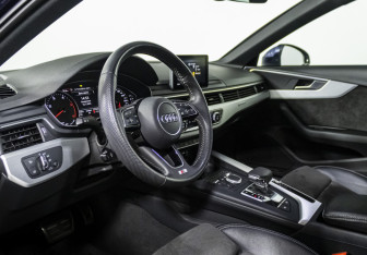 Подержанный автомобиль Audi A4 Sedan 2019 года (11 фото)