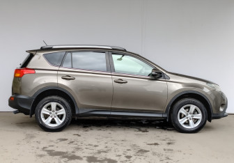 Подержанный автомобиль Toyota RAV4 2014 года (4 фото)
