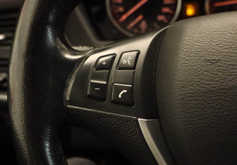 Подержанный автомобиль BMW X5 2012 года (11 фото)