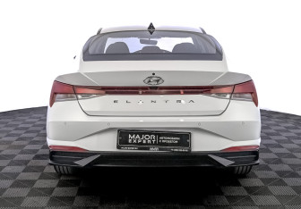 Подержанный автомобиль Hyundai Elantra Sedan 2022 года (6 фото)