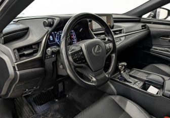 Подержанный автомобиль Lexus ES 2021 года (15 фото)