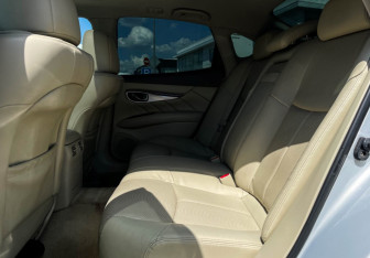 Подержанный автомобиль Infiniti M Sedan 2012 года (10 фото)