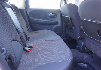 Подержанный автомобиль Nissan Note 2006 года (10 фото)