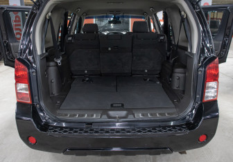 Подержанный автомобиль Nissan Pathfinder 2012 года (10 фото)