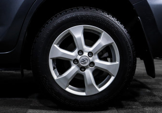 Подержанный автомобиль Toyota RAV4 2011 года (15 фото)