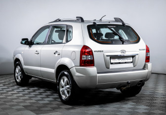 Подержанный автомобиль Hyundai Tucson 2008 года (7 фото)