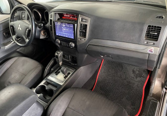 Подержанный автомобиль Mitsubishi Pajero 2014 года (9 фото)