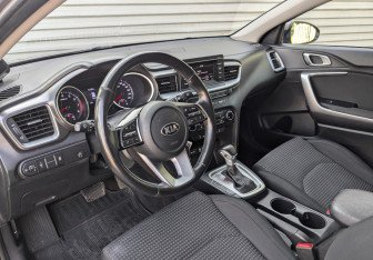 Подержанный автомобиль Kia Ceed Hatchback 2019 года (16 фото)