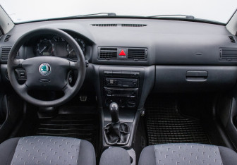 Подержанный автомобиль Skoda Octavia Liftback 2008 года (13 фото)