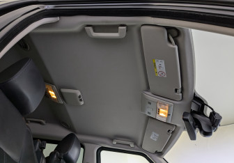 Подержанный автомобиль Land Rover Discovery 2016 года (23 фото)