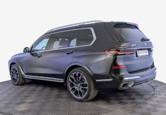 Подержанный автомобиль BMW X7 2024 года (7 фото)