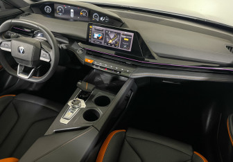 Подержанный автомобиль Changan UNI-V 2023 года (9 фото)