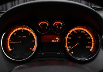 Подержанный автомобиль Peugeot 408 2012 года (13 фото)
