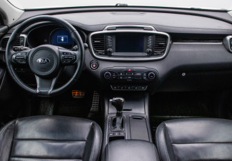 Подержанный автомобиль Kia Sorento 2017 года (14 фото)