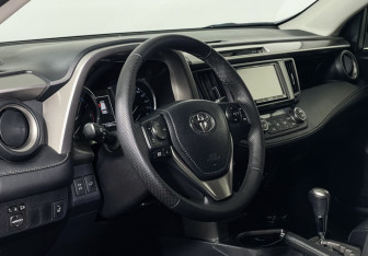 Подержанный автомобиль Toyota RAV4 2016 года (13 фото)