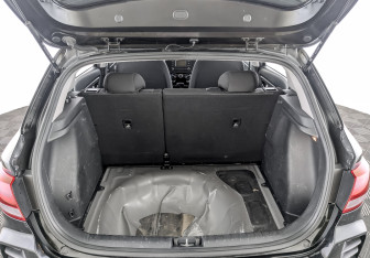 Подержанный автомобиль Kia Rio Hatchback 2021 года (10 фото)