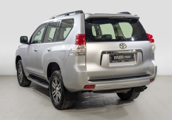 Подержанный автомобиль Toyota Land Cruiser Prado 2013 года (7 фото)