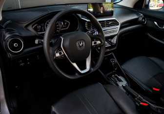 Подержанный автомобиль Changan Alsvin 2023 года (12 фото)