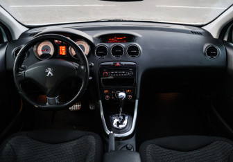 Подержанный автомобиль Peugeot 308 Hatchback 2011 года (10 фото)