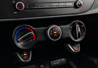 Подержанный автомобиль Kia Rio Hatchback 2021 года (19 фото)