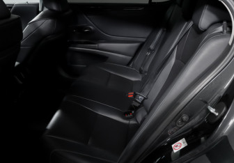 Подержанный автомобиль Lexus ES 2019 года (10 фото)