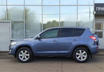 Подержанный автомобиль Toyota RAV4 2011 года (8 фото)