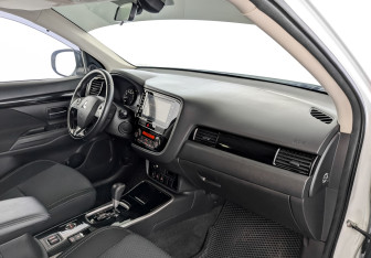Подержанный автомобиль Mitsubishi Outlander 2019 года (11 фото)