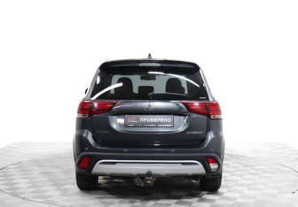 Подержанный автомобиль Mitsubishi Outlander 2019 года (6 фото)