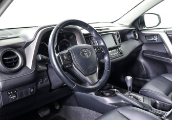 Подержанный автомобиль Toyota RAV4 2016 года (14 фото)