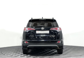 Подержанный автомобиль Toyota RAV4 2017 года (6 фото)