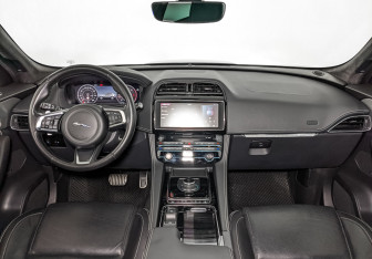 Подержанный автомобиль Jaguar F-Pace 2020 года (14 фото)