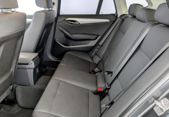 Подержанный автомобиль BMW X1 2014 года (12 фото)