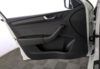 Подержанный автомобиль Skoda Rapid Liftback 2019 года (19 фото)