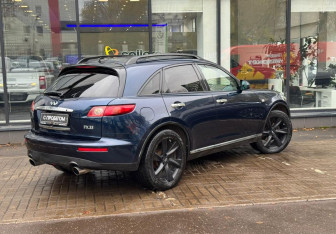 Подержанный автомобиль Infiniti FX 2006 года (8 фото)
