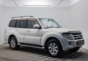 Подержанный автомобиль Mitsubishi Pajero 2012 года (7 фото)