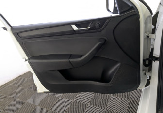 Подержанный автомобиль Skoda Rapid Liftback 2019 года (17 фото)