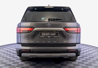 Подержанный автомобиль Toyota Sequoia 2023 года (6 фото)