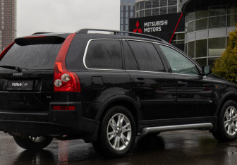 Подержанный автомобиль Volvo XC90 2005 года (22 фото)