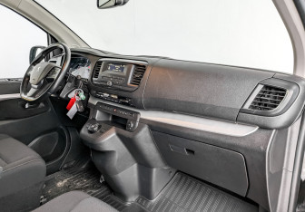 Подержанный автомобиль Peugeot Traveller 2022 года (10 фото)