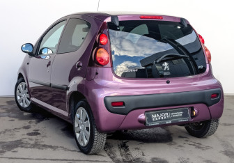 Подержанный автомобиль Peugeot 107 2012 года (7 фото)